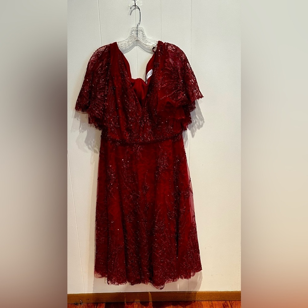 Mac Duggal Fabulouss Plus 20W Burgundy Lace Embroidered Butterfly Sleeve Dress - Picture 4 of 8